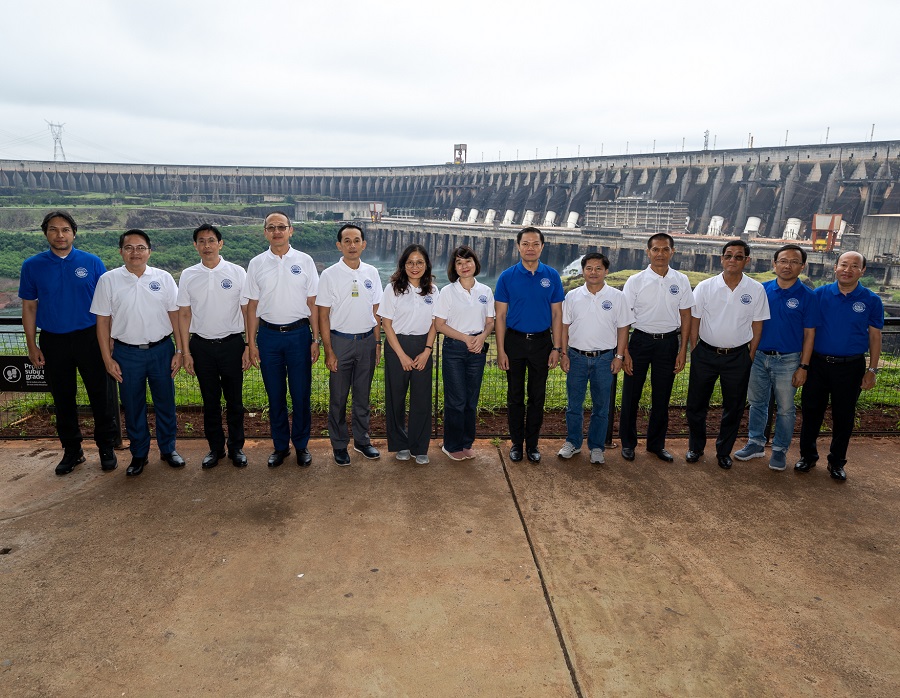 Comitiva do Rio Mekong Visita Itaipu e Descobre Modelos de Gestão Compartilhada de Recursos Hídricos