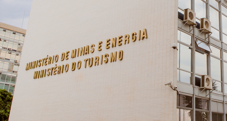 MME Orienta Aneel a Usar Bônus de Itaipu para Reduzir Contas de Luz e Controlar Inflação