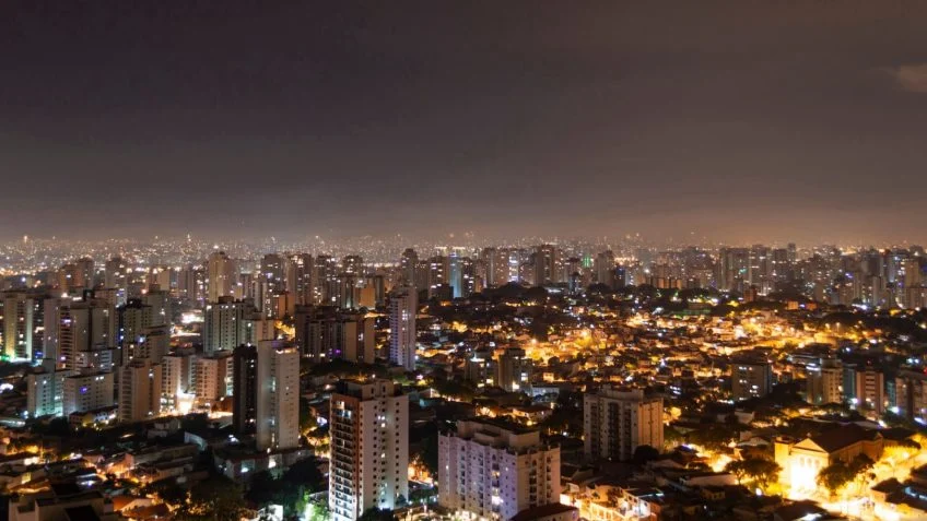 Brasil registra maior consumo mensal de energia elétrica da história, puxado pelo setor residencial