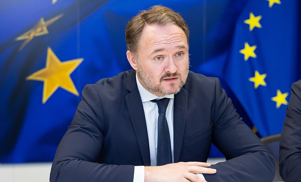 Comissário europeu rejeita relação entre energias renováveis e apagão na Península Ibérica