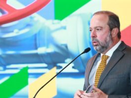 Gás de Vaca Muerta pode redefinir matriz energética e impulsionar reindustrialização no Brasil, afirma ministro