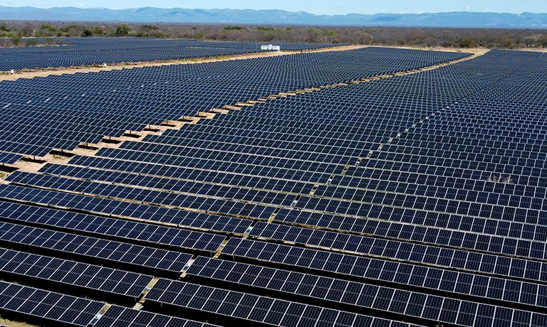 Geração Solar Centralizada alcança R$ 14,5 bilhões em aportes, mas enfrenta incertezas para 2025