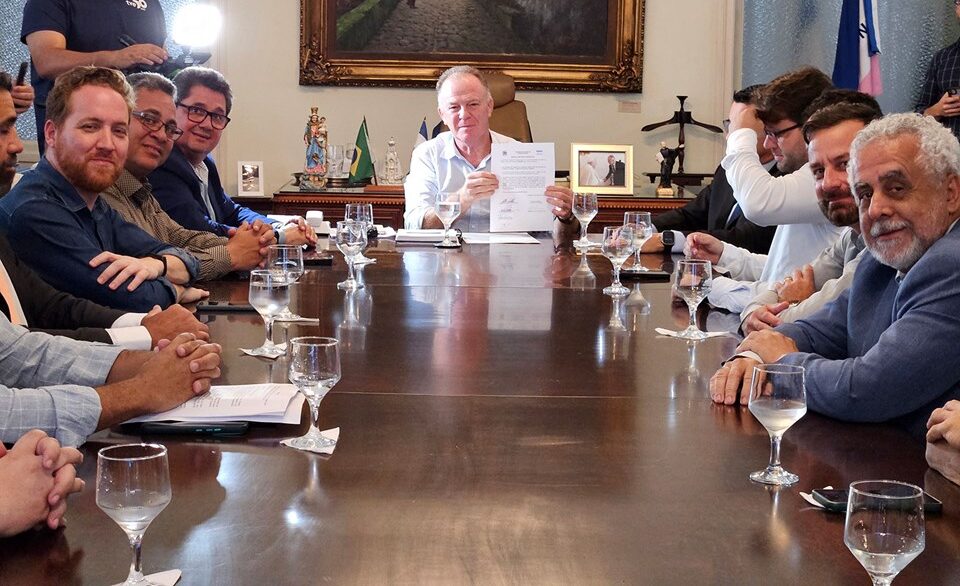 Governo do ES firma contratos para locação de mini usinas solares em órgãos públicos