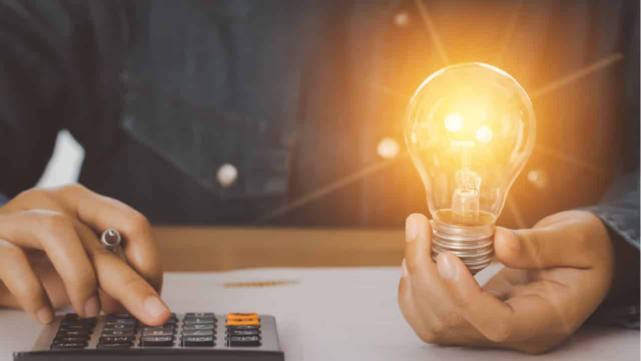 Governo prepara medida provisória para isentar conta de luz de até 60 milhões de brasileiros de baixa renda