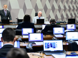 CCJ do Senado aprova marco legal para compartilhamento de postes e define gestão das distribuidoras