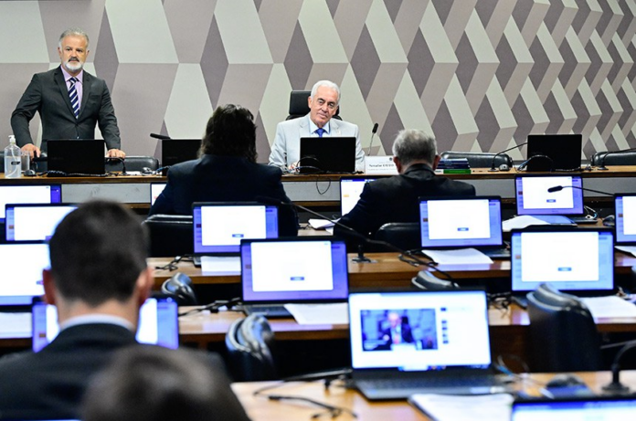 CCJ do Senado aprova marco legal para compartilhamento de postes e define gestão das distribuidoras