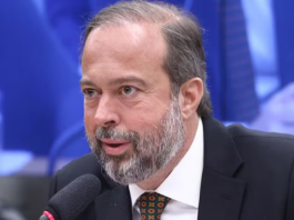 Eólicas offshore e leilão de baterias entram no radar do governo para 2026, afirma Silveira na Câmara