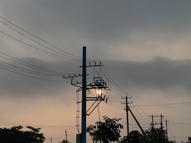 Postes de fibra de vidro avançam no Brasil e podem redefinir padrão da rede elétrica, aponta Lactec