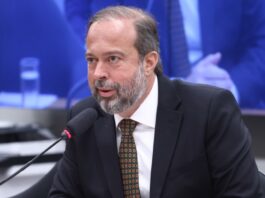 Silveira confirma leilão de térmicas, estudos para B25 e estratégia para minerais críticos em audiência na Câmara