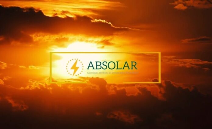 Absolar redefine agenda do setor solar e coloca armazenamento e modernização da rede no centro da transição energética