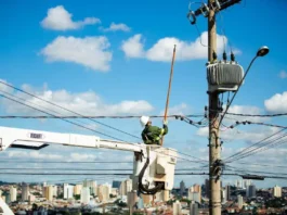 Justiça impõe obras e metas à Neoenergia Brasília após estouro de 231% em indicador da ANEEL